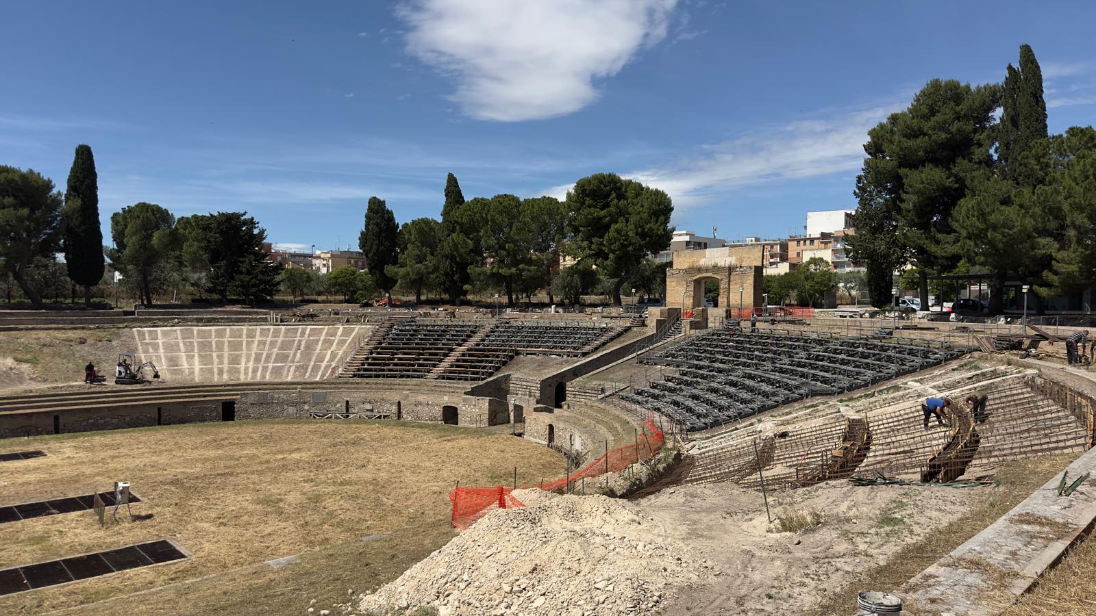 Cantiere in corso: posa delle nuove gradonate