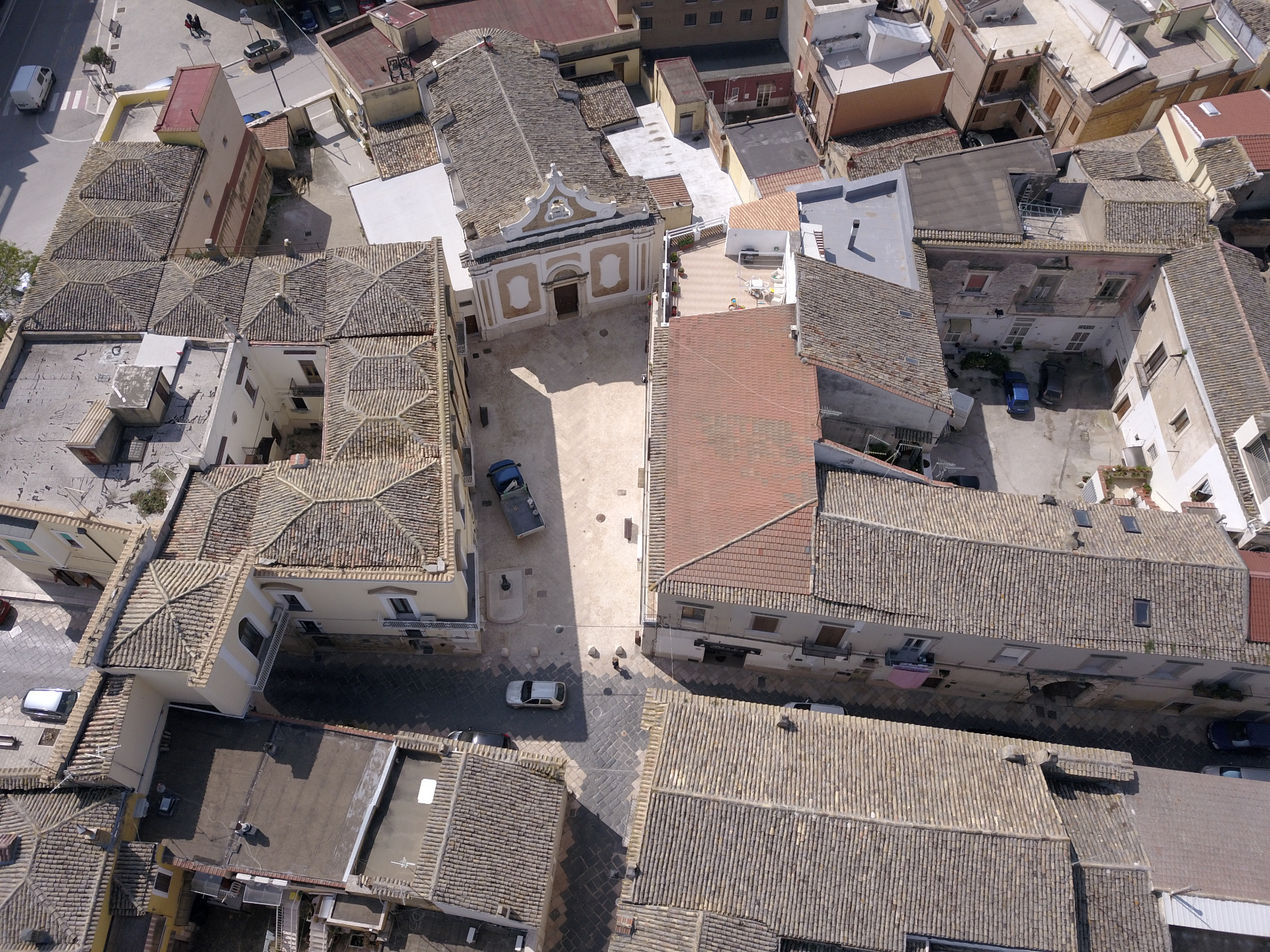 Vista zenitale della piazza con il nuovo disegno lapideo e gli arredi urbani