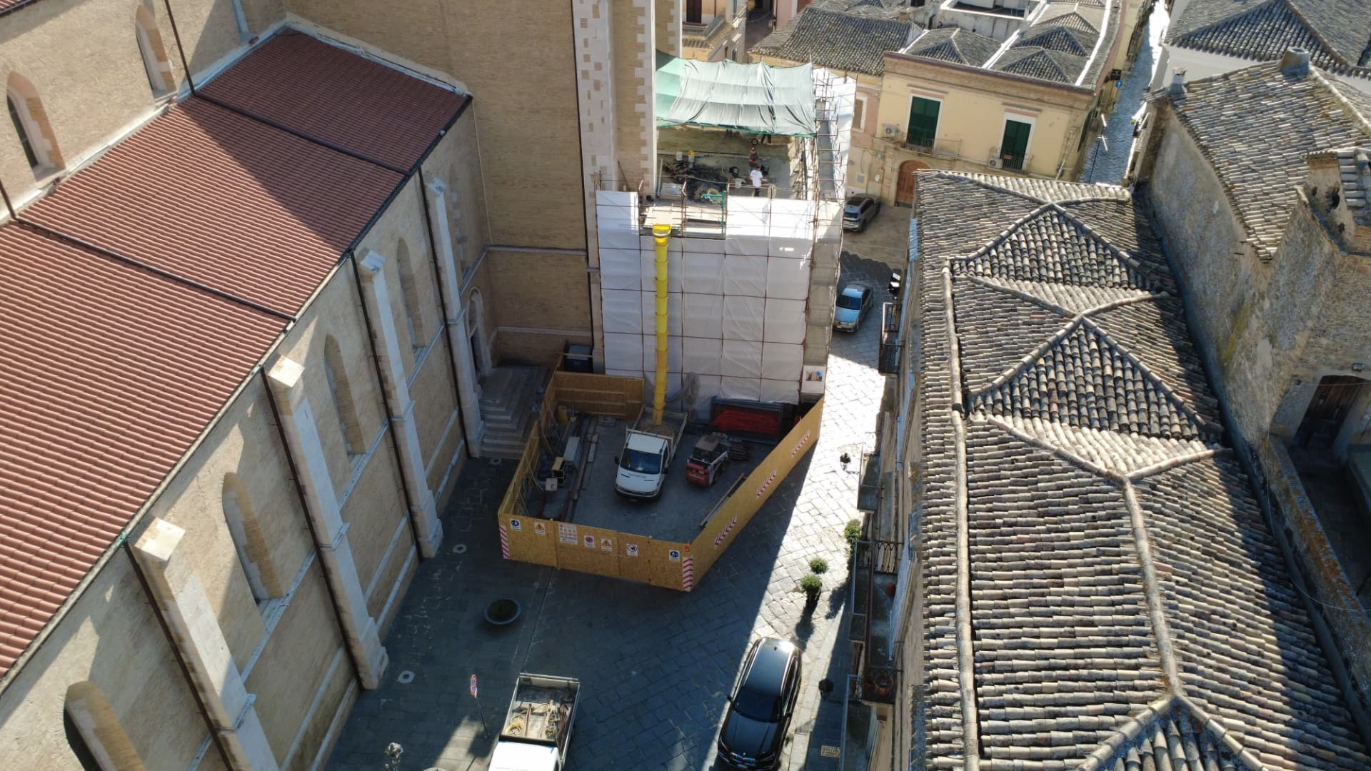 Area di cantiere allestita a ridosso della Cattedrale e del transetto