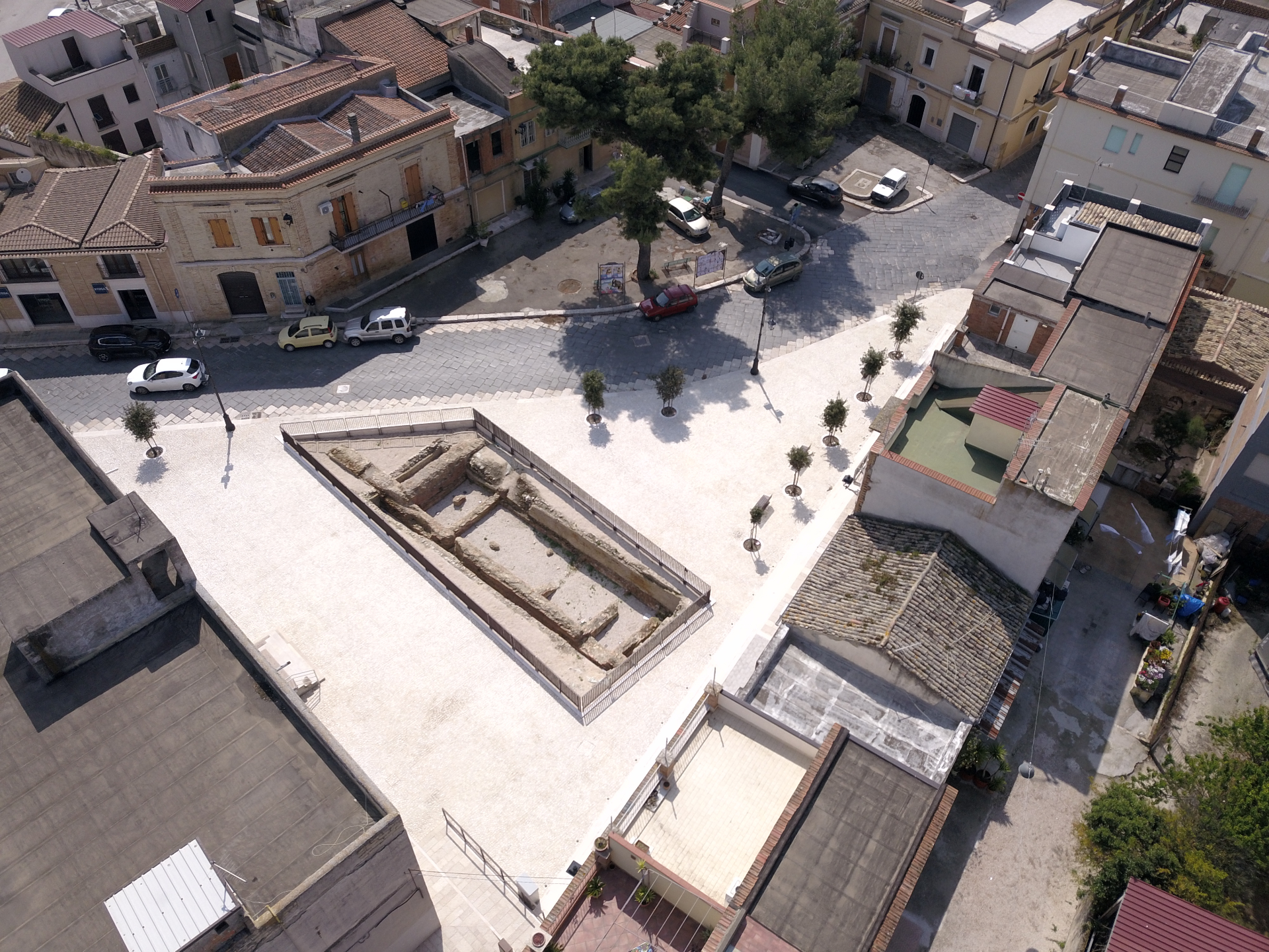 Veduta dall'alto della piazza e dell'area archeologica protetta