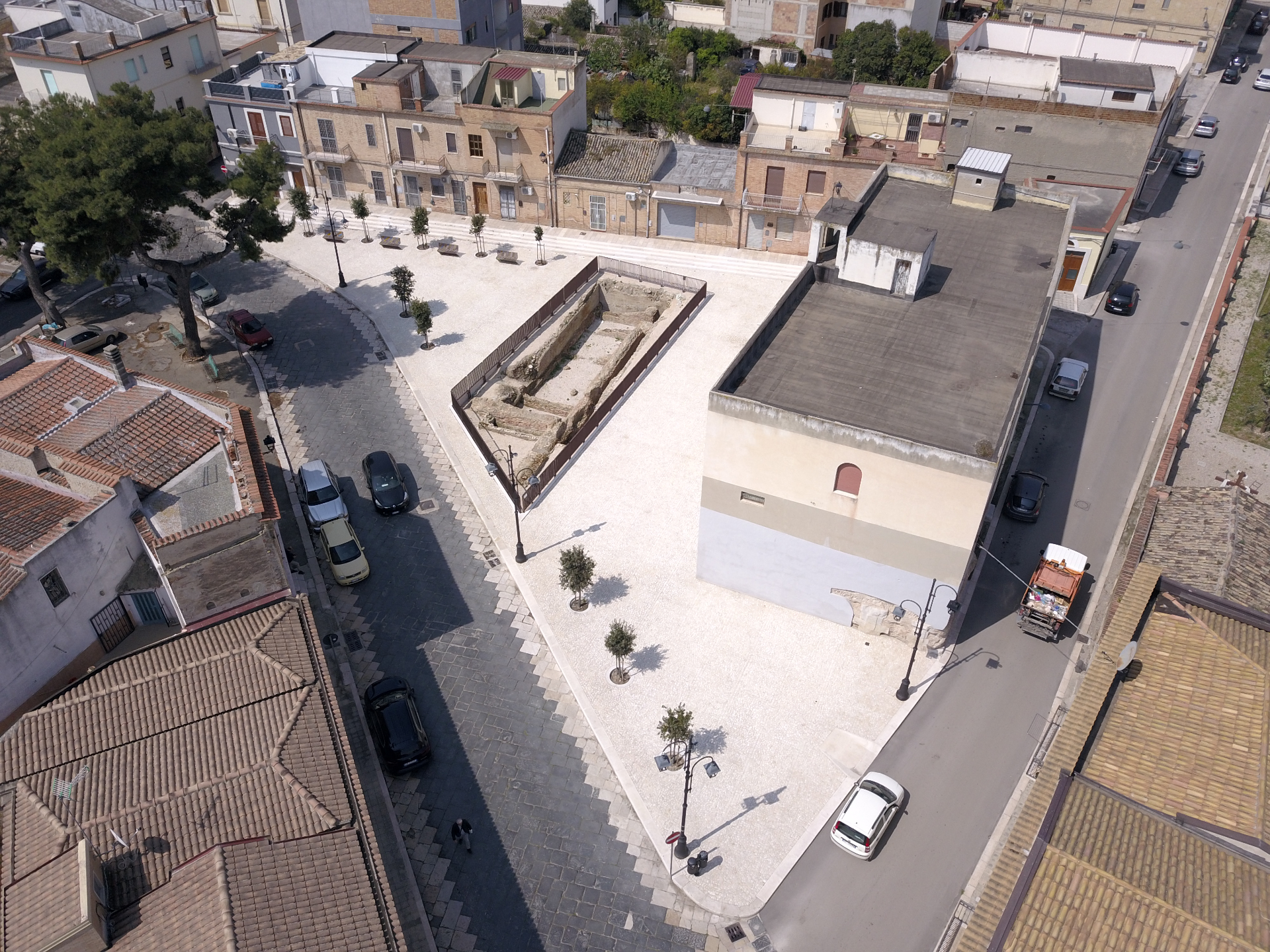 Vista aerea della piazza riqualificata con gli scavi delle Terme Romane