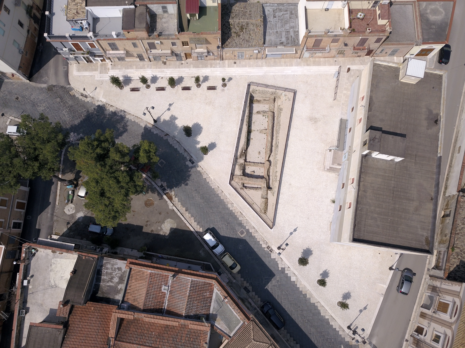 Vista zenitale della nuova pavimentazione in pietra e dell'area di scavo