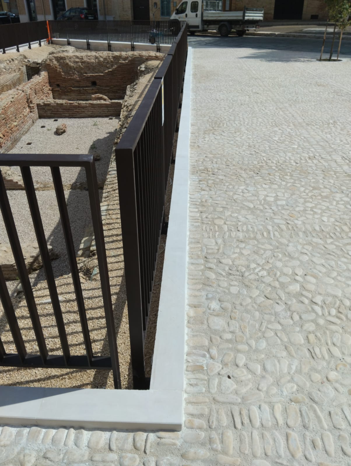 Dettaglio della ringhiera in corten e del nuovo acciottolato in pietra di Minervino